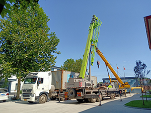 印度尼西亞的石膏粉生產(chǎn)線已全部裝箱運(yùn)抵港口，印尼的朋友坐等收貨吧。我們的安裝人員已準(zhǔn)備就緒，整裝待發(fā)。